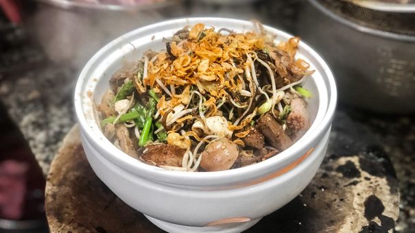 Quán lòng gần 40 năm với những món 'độc nhất vô nhị' ở Hà Nội