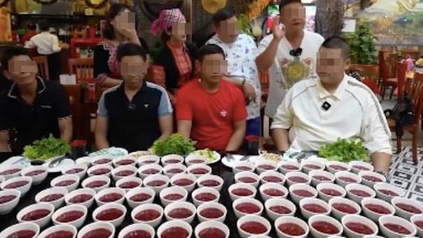 Cô gái ăn cùng lúc 32 bát tiết canh: Các chuyên gia nói gì?