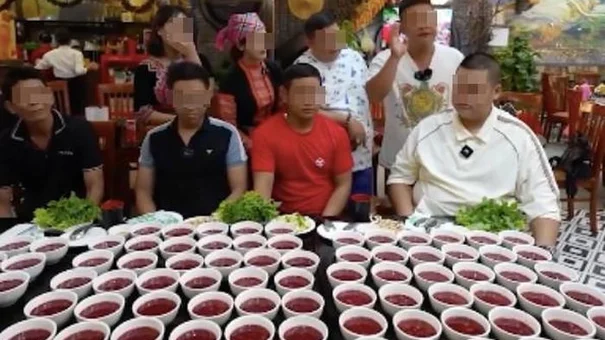 Cô gái ăn cùng lúc 32 bát tiết canh: Các chuyên gia nói gì?