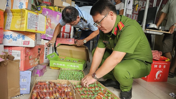 Hà Nội: Tạm giữ hơn 4.000 sản phẩm thực phẩm nghi nhập lậu