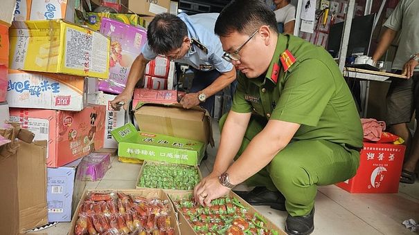 Hà Nội: Tạm giữ hơn 4.000 sản phẩm thực phẩm nghi nhập lậu
