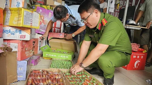 Hà Nội: Tạm giữ hơn 4.000 sản phẩm thực phẩm nghi nhập lậu