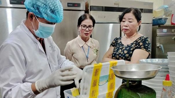 Hơn 310 người bị ngộ độc bánh mì Phượng, 273 ca nhập viện