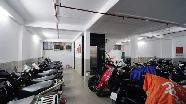 Quận Thanh Xuân yêu cầu đưa xe máy, xe đạp điện ra khỏi chung cư mini