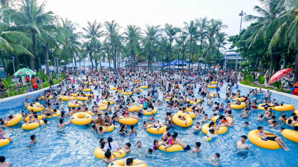 Chen chân chật kín trong công viên nước ở Hà Nội ngày nghỉ lễ