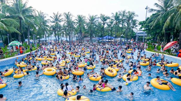 Chen chân chật kín trong công viên nước ở Hà Nội ngày nghỉ lễ