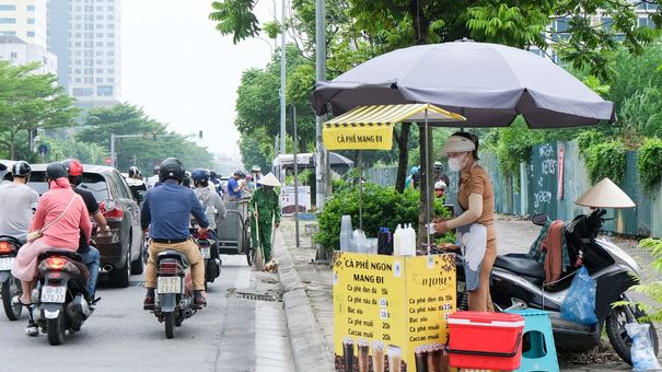 Nở rộ xe cà phê di động ở Hà Nội