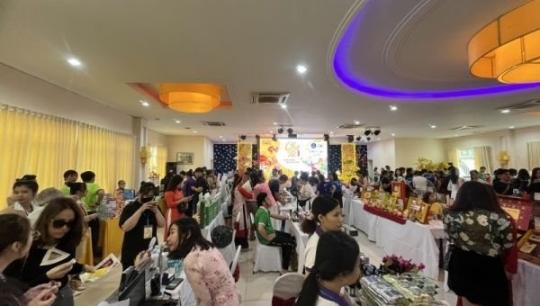 Chợ Tết Việt 2024: Giảm giá 70% gần 1.000 sản phẩm