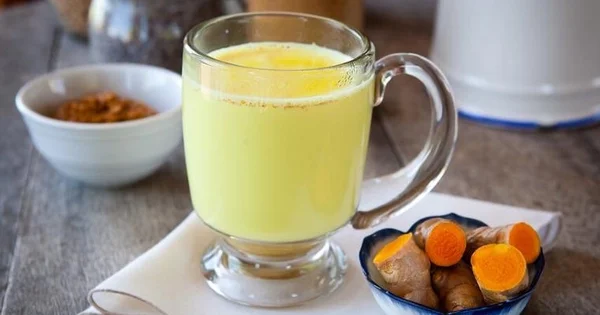 Cuối năm ăn tiệc nhiều, cần uống 3 thứ nước để ngăn tích mỡ, giảm đầy hơi, khó tiêu