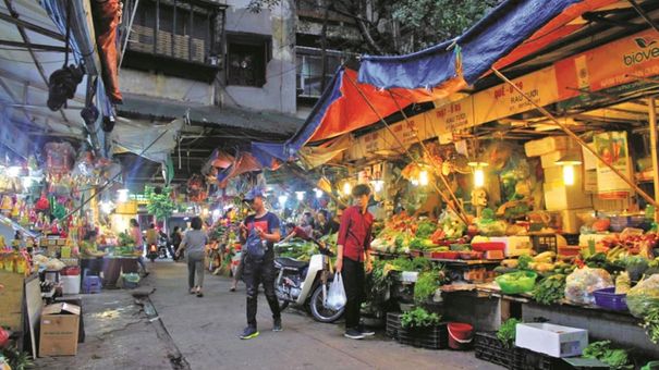 Gần Tết, chợ truyền thống vẫn ế ẩm