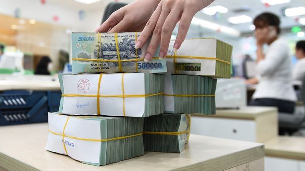 Lãi suất tiết kiệm đồng loạt giảm