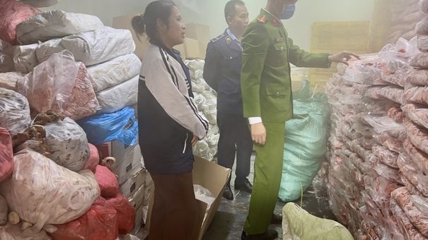 Phát Hiện Cơ Sở Buôn Bán Thịt Không Rõ Nguồn Gốc Tại Hà Nội