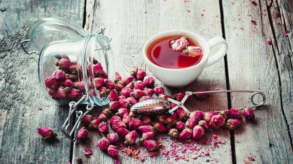 Công dụng làm đẹp của trà hoa hồng