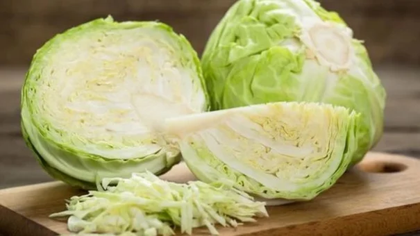 Bắp cải vừa ngon, vừa là bài thuốc rẻ, nhưng ai không nên ăn?