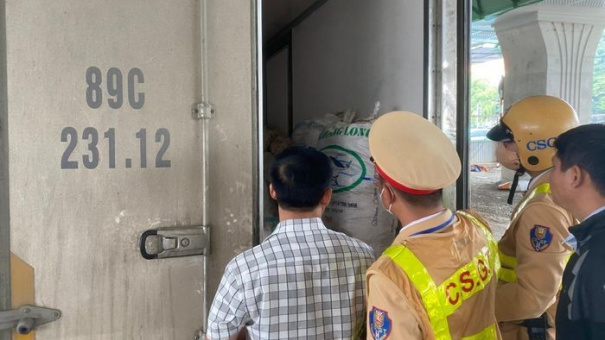 Thu Giữ Xe Chở Mỡ Lợn Bốc Mùi, Hôi Thối Tại Hà Nội