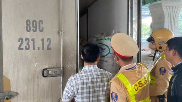 Thu Giữ Xe Chở Mỡ Lợn Bốc Mùi, Hôi Thối Tại Hà Nội
