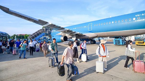Giá vé máy bay Tết 2025 tăng cao, mua sớm cũng không có vé rẻ