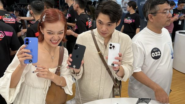 Người Việt chi gần 2.000 tỉ đồng mua iPhone 16, titan sa mạc 'cháy hàng'