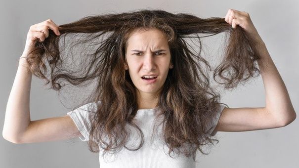 Đây Là Dấu Hiệu Bạn Đang Chăm Sóc Tóc Sai Cách
