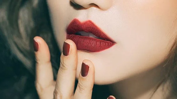 Mẹo Giữ Son Lâu Trôi Cả Ngày Cho Chị Em
