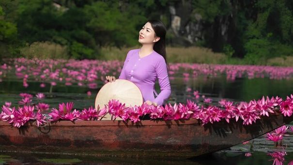 Ghé Tam Cốc Ninh Bình Ngắm Hoa Súng Nở Đầu Đông
