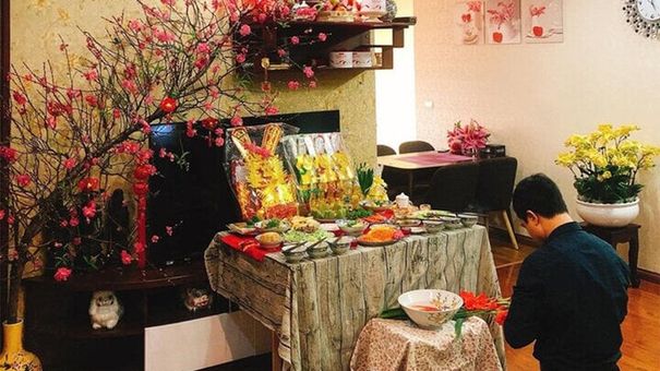 Đặt mâm lễ cúng ông Công ông Táo ở bếp hay bàn thờ gia tiên?