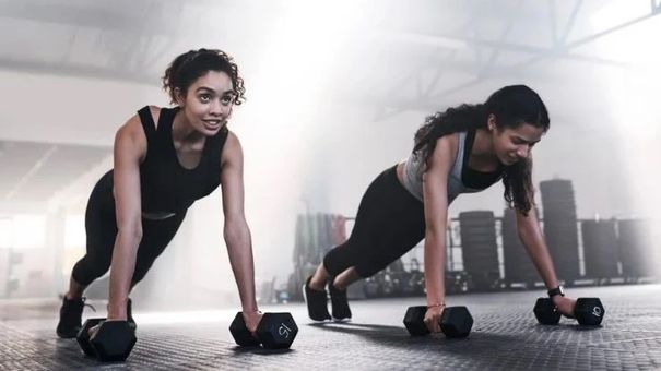 3 bài tập với tạ đơn giúp đốt cháy mỡ thừa trong dịp Tết