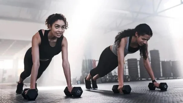 3 bài tập với tạ đơn giúp đốt cháy mỡ thừa trong dịp Tết