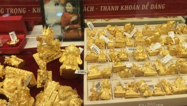 Giá vàng hôm nay ''rơi'' thẳng đứng; giá xăng có thể tăng mạnh