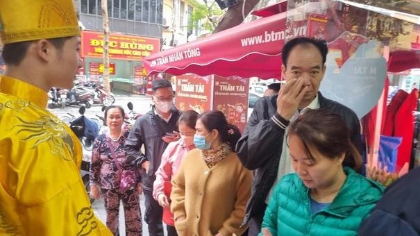Người Hà Nội nườm nượp xếp hàng mua vàng, nhiều nơi quá tải
