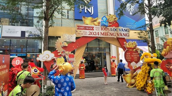 Nhiều người đi mua vàng trước ngày vía Thần Tài