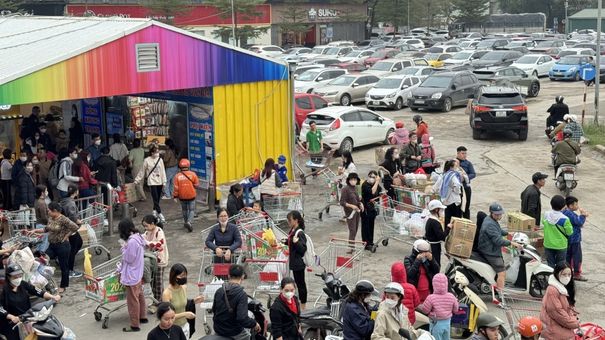 Siêu thị kín khách ngày thứ Bảy cuối cùng năm Quý Mão