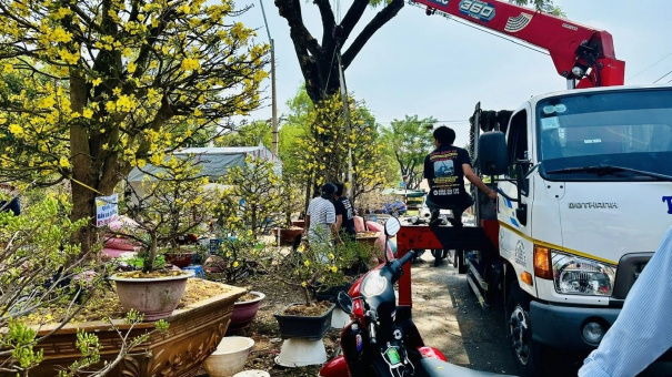 Sôi động mua sắm trước Tết Nguyên đán 2024