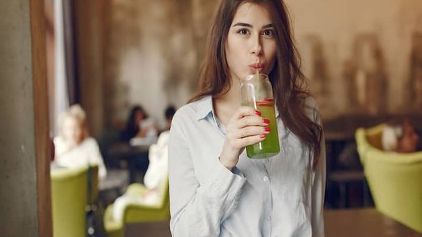Lý do khiến nước ép cần tây là siêu thực phẩm chăm sóc da