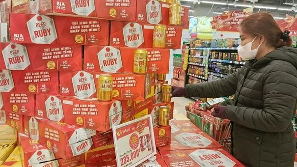 Cận Tết, bia rượu giảm giá vẫn ế, nước trái cây lên ngôi