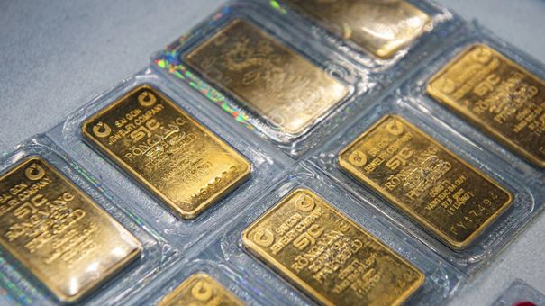 Giá vàng lao dốc, giảm 800.000 đồng trong ngày