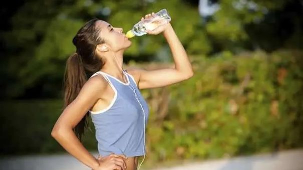Nên uống bao nhiêu nước mỗi ngày để giảm cân?