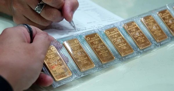 Giá vàng 'tranh thủ' tăng trước giờ G