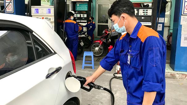 Xăng RON95 tăng lên gần 25 nghìn đồng/lít