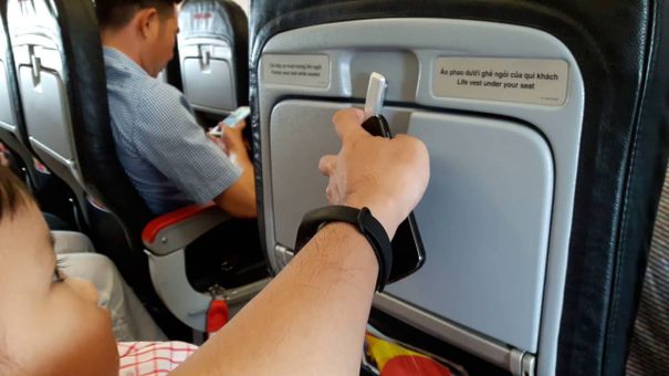 Bạn Luôn Phải Gập Bàn Ăn Mỗi Khi Máy Bay Cất Và Hạ Cánh, Lý Do Là Gì