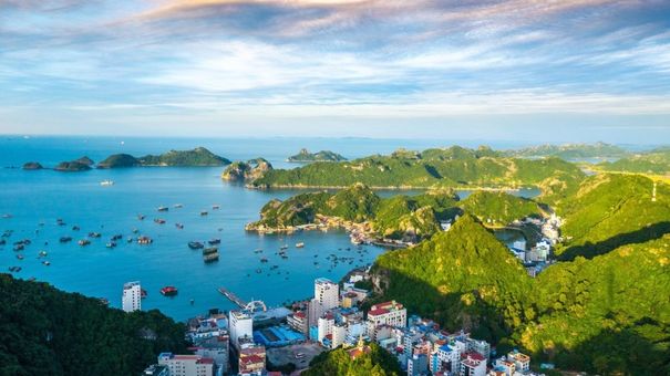 Nhiều điểm du lịch phía Bắc 'cháy' phòng, giá tăng gấp đôi