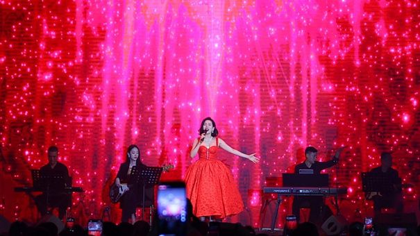 Lệ Quyên hát mở màn chuỗi concert L'Amour show tại Hôtel de l'Amour Tam Đảo