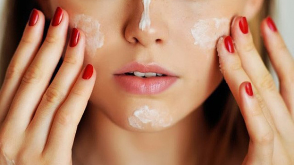 Mẹo Chọn Mỹ Phẩm Giảm Tình Trạng Nổi Mụn Vào Hè