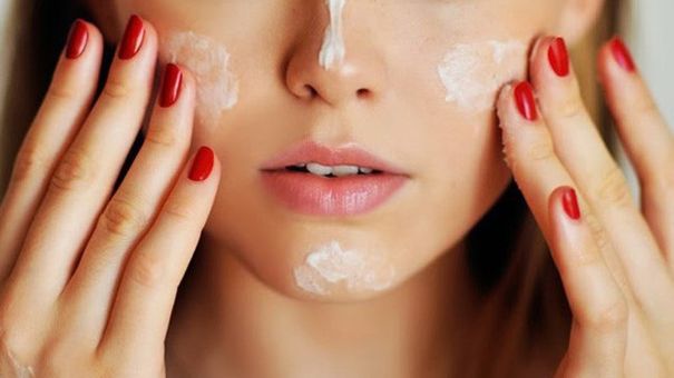 Mẹo Chọn Mỹ Phẩm Giảm Tình Trạng Nổi Mụn Vào Hè