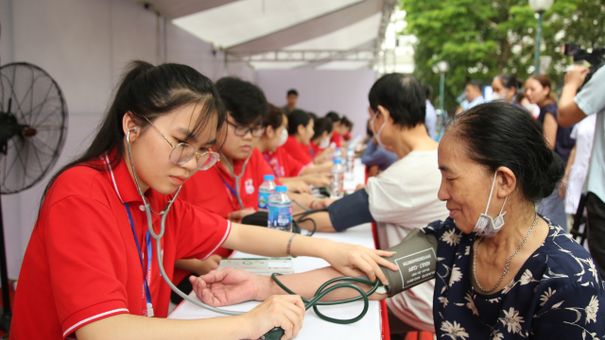 Hơn 1.000 người dân Thủ đô được khám sàng lọc bệnh tim mạch – thận