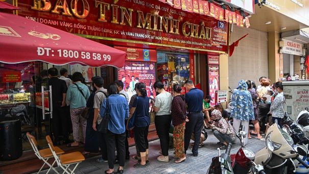 Vàng miếng 'cháy hàng' khi giá tăng thẳng đứng