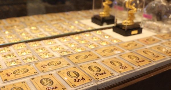 Giá vàng hôm nay 12-5: Lao dốc mạnh, vàng miếng SJC loạn giá