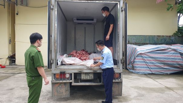 Phát Hiện Hơn 700 Cân Thịt Ôi Thiu Tại Hưng Yên