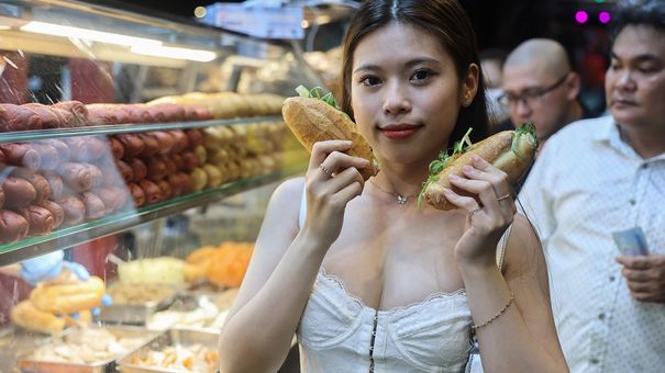 Lễ hội bánh mì đông khách, nhưng sức mua giảm