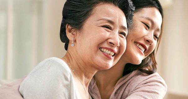 Khoảng cách vô hình giữa mẹ và con theo góc nhìn của người trẻ